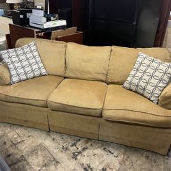 Living Room Furniture Couch with Cloth Upholstery and Pillows 