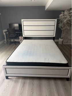 Queen Size Bed Frame – Modern Black & White – Excellent Condition