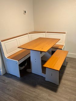 Corner nook breakfast table