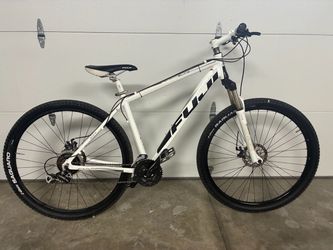 Fuji hard tail mountain bike 29er size medium frame