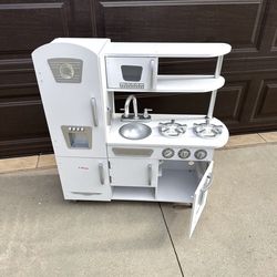 Kids Kidkraft White Vintage Kitchen like new