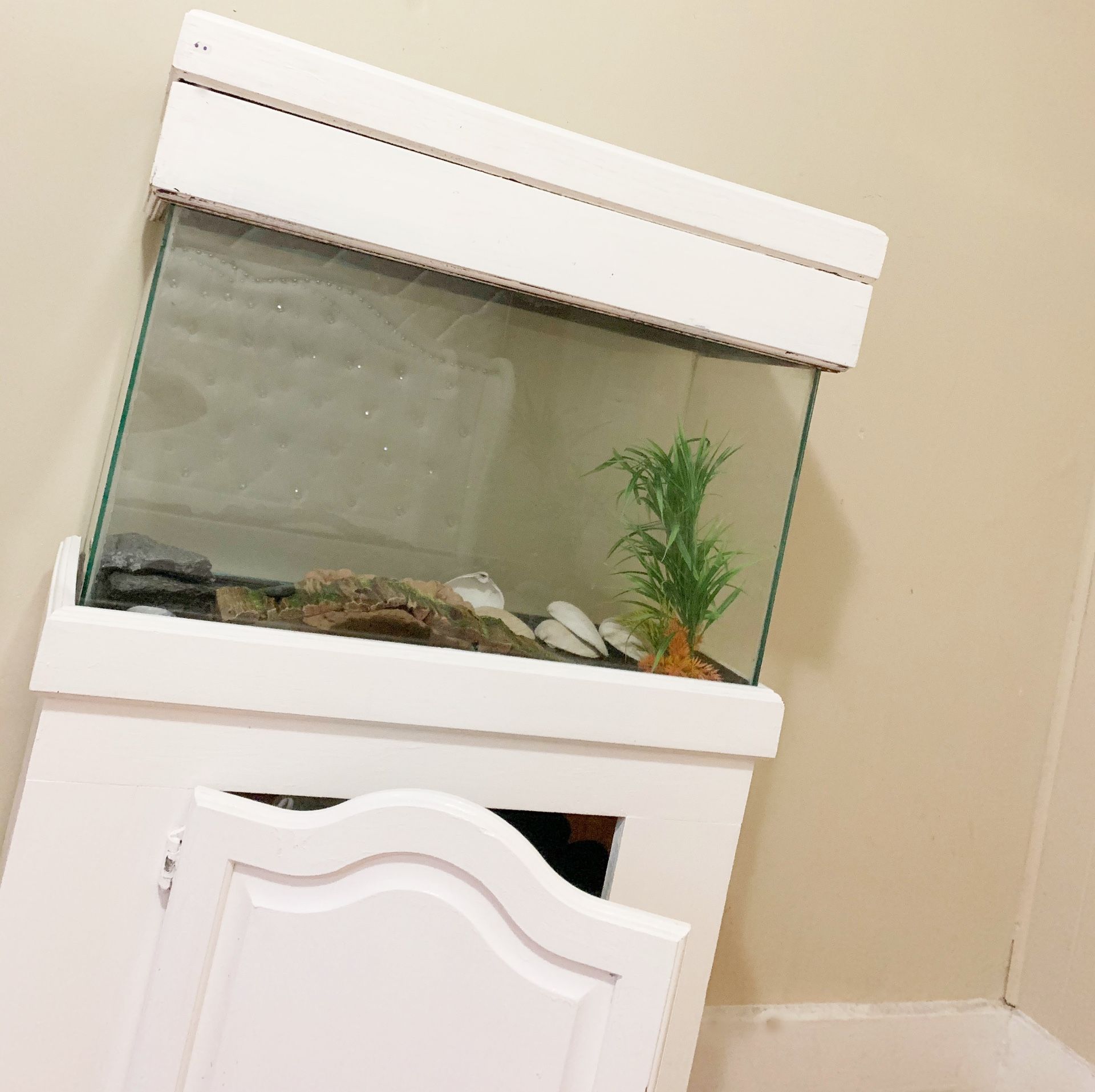 Aquarium with great cupboard underneath to store various things.