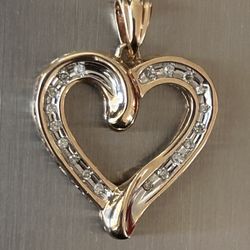 14k Gold Heart Pendant With Clustered Diamonds. 2.5g.
