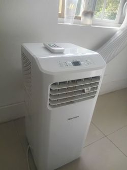 Hisense portable air conditioner with remote. Blows cold