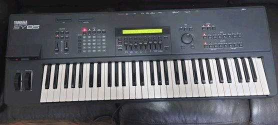 SY85 YAMAHA KEYBOARD
