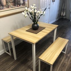 Like New Kitchen Dining Table Set With 2 Benches 