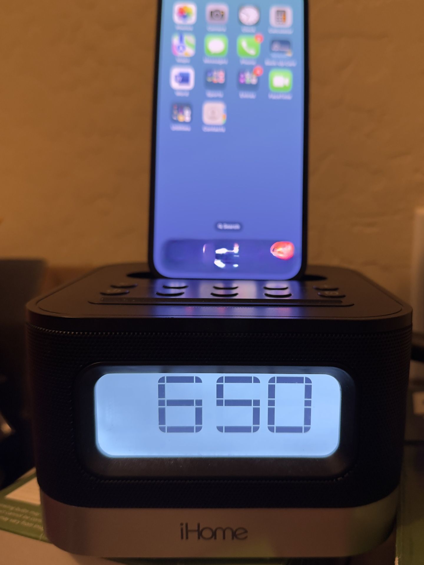 iHome Charging-Radio-Alarm For iPhone