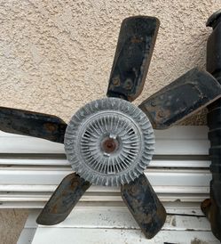 Clutch fan with blades
