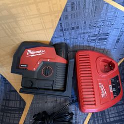 Milwaukee M12 Gren Cross Line & Plumb Points Lazer With Battery And Charger