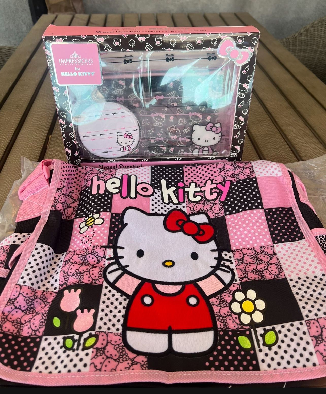 Hello Kitty messenger bag & Impressions Set