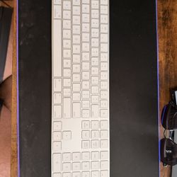 Apple Magic Keyboard with Numeric Keypad – Excellent Condition ⌨️🍎