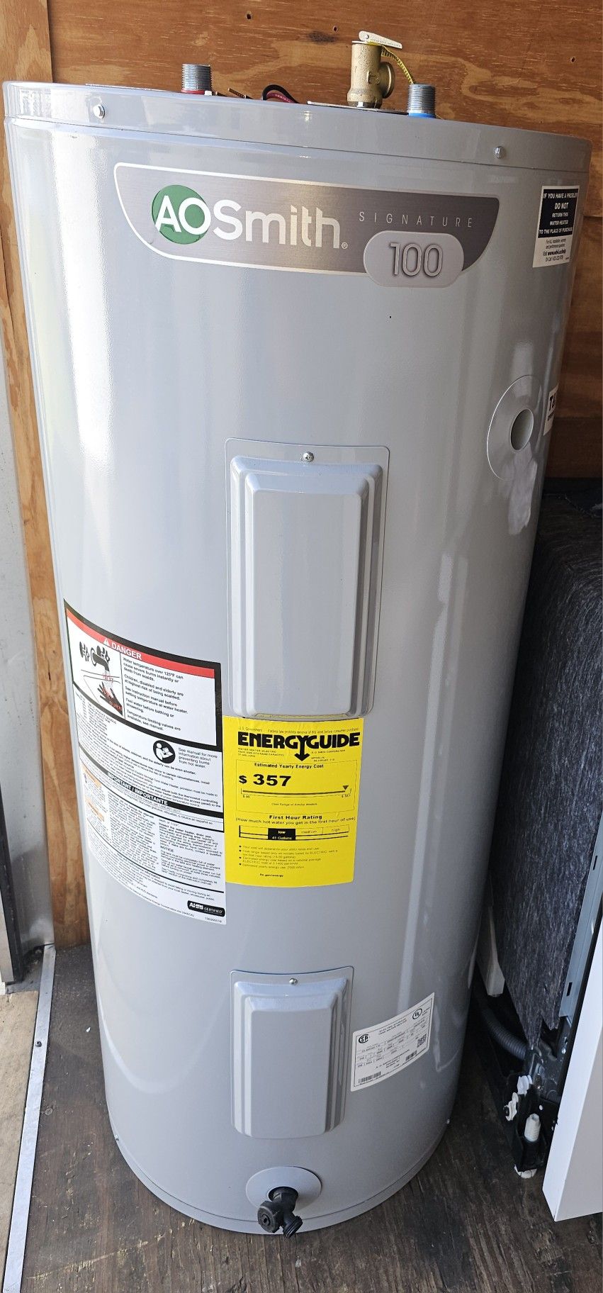 A.O. SMITH SIGNATURE ELECTRIC WATER HEATER......40 GALLON. ..NEW....$ 300