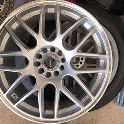 Only 2 universal rims 18x8