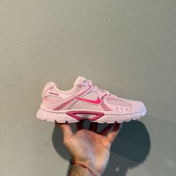 Nike V5 RNR - (GS) Size 6Y / Women’s 7.5 - NEW