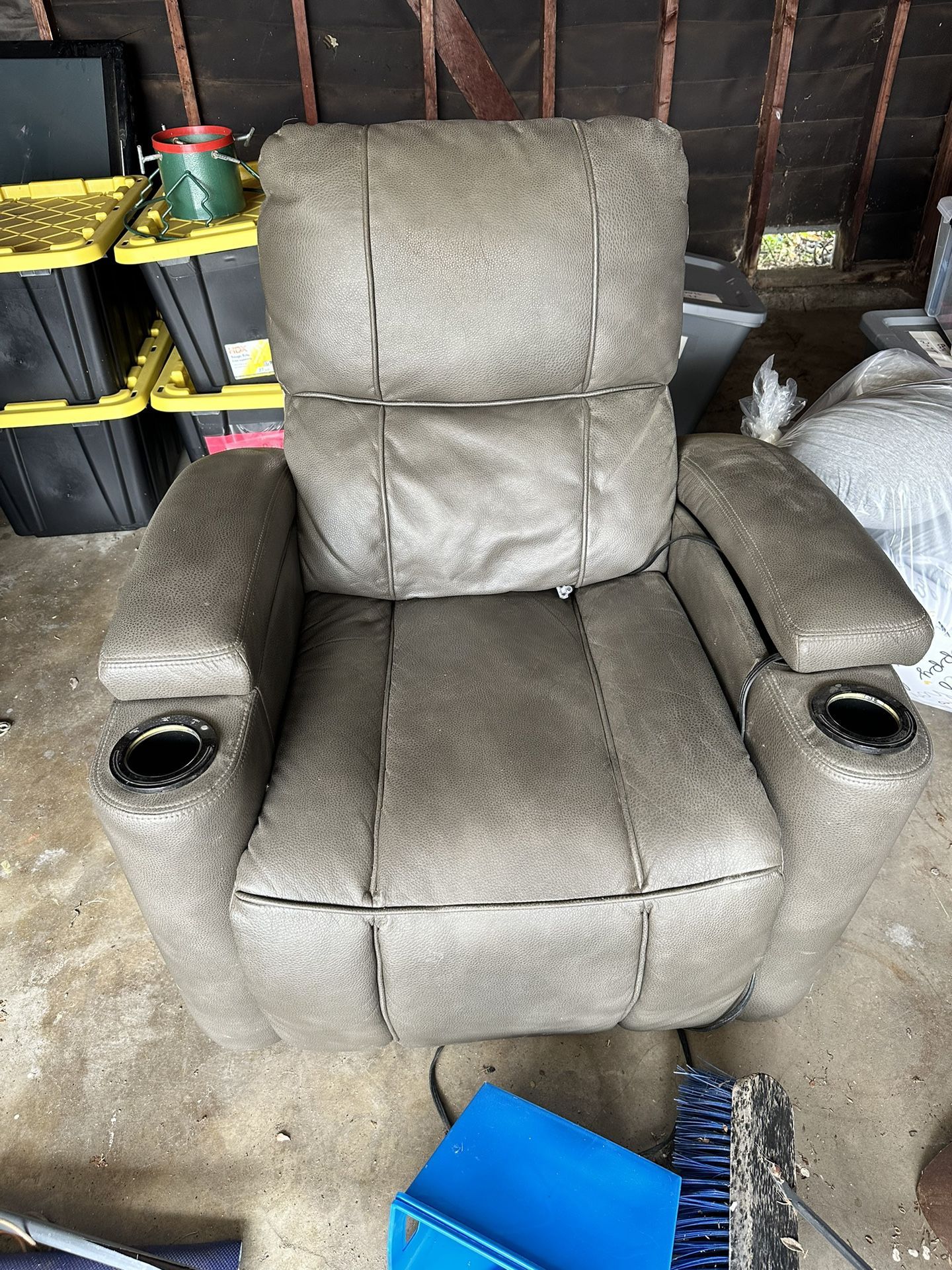 Lazy Boy, Electronic Chair With Charger for Sale in Whittier, CA OfferUp