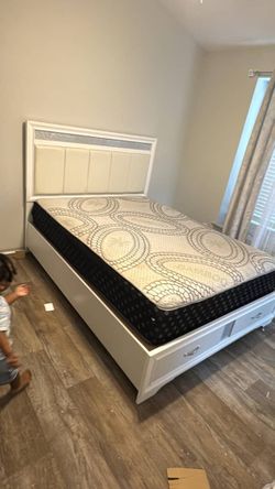 Cama Queen con colchón regular