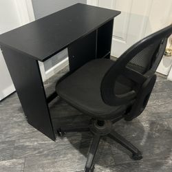 Escritorio Y Silla    Mide 31 1/2 De Ancho 