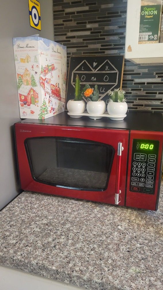 NICE RED MICROWAVE