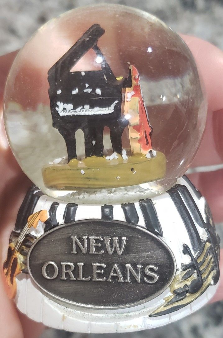Small New Orleans Piano, Guitar, Violin Snowglobe 