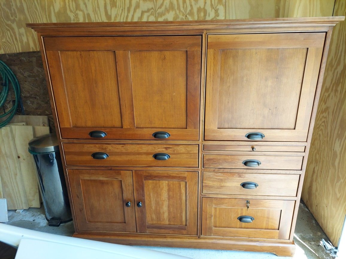 Vintage Desk/hutch. 