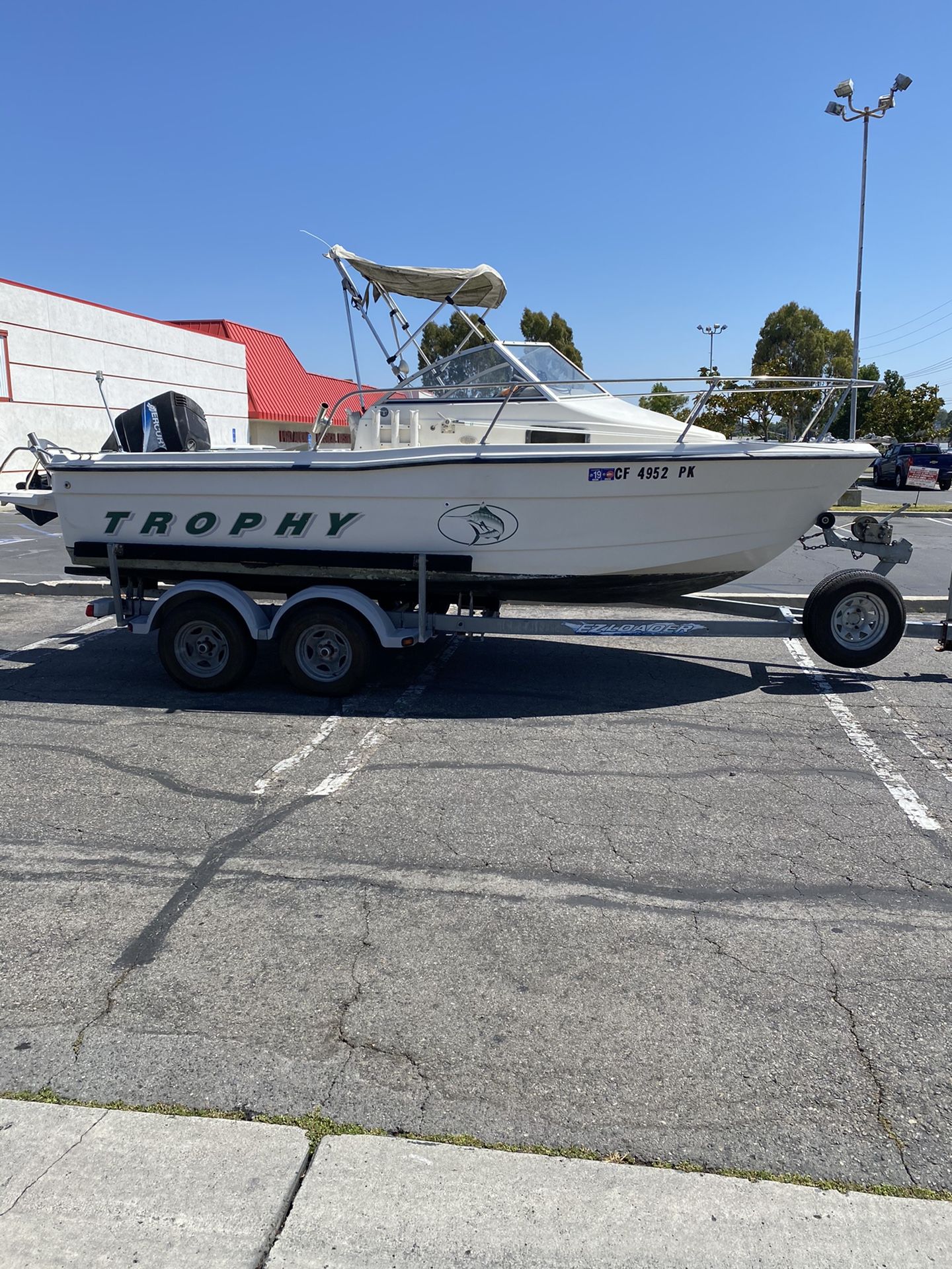 2000 18ft Bayliner Trophy cuddy cabin fishing boat with 125hp mercury and galvanized trailer