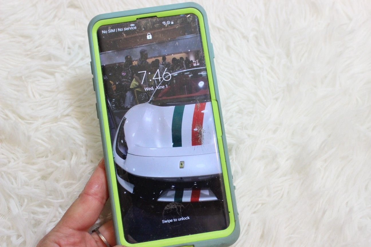 Android Samsung Galaxy S10 Plus Shattered Back Glass Cracked Front Fully Functional
Fully functional. It's Unlocked, I used it with straight talk. Lov