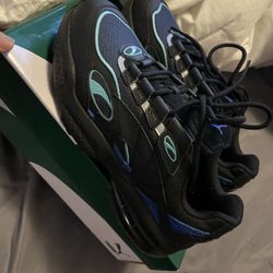 Pumas Size 9 men’s 