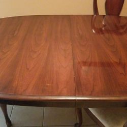 Mahogany real wood table 6 chairs 2 slides for the middle chairs seats on 3 need cleaned but overall great condition