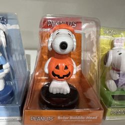Snoopy//holiday solar bobblers 