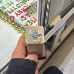 10k White Gold Diamond Ring 