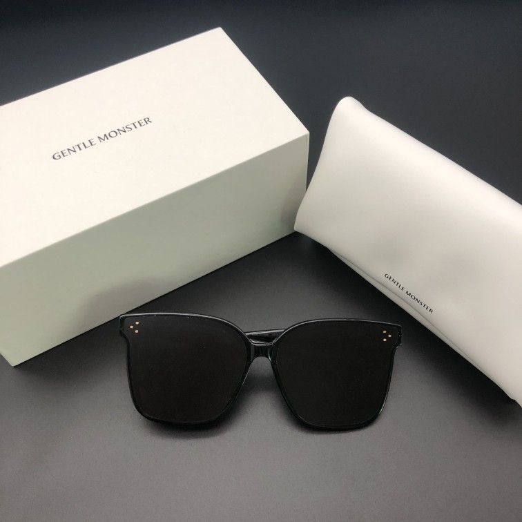 Gentle Monster Her Sunglasses in Black