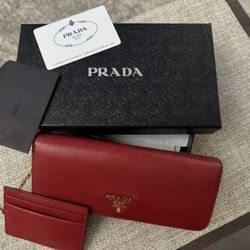 Prada Wallet - Excellent condition! 