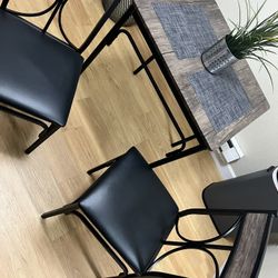 🌟Like-New Modern Breakfast Table Set - Perfect For Small Spaces! 🌟