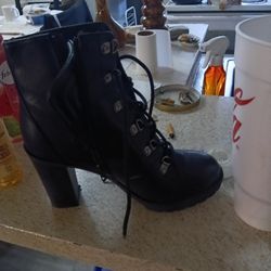 Women's  Size.  71/2 Black Lace. Uup. Boot 3 Inch Heel.Sckultzz