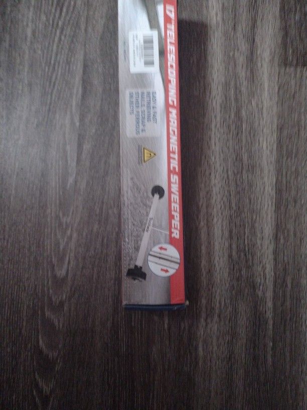 17" Telescoping Magnetic Sweeper made by Toolwiz.