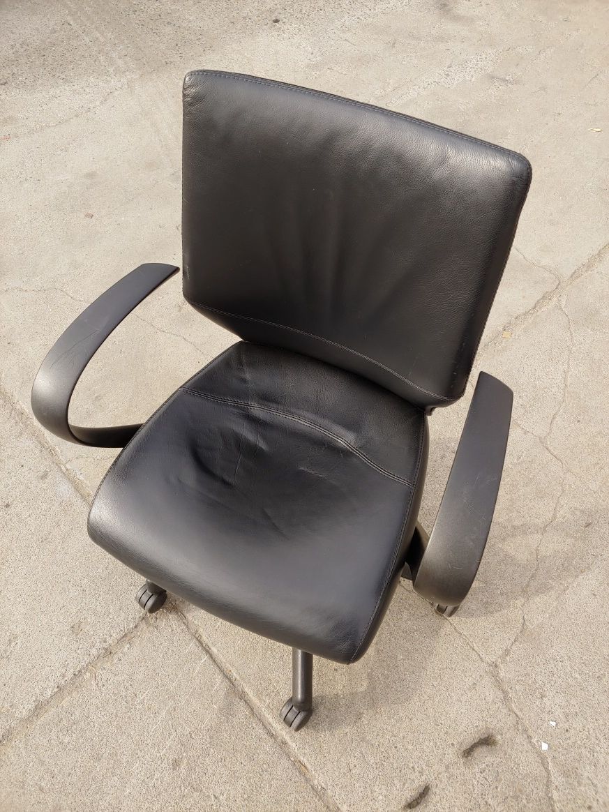 Keilhauer Tom 9763 Slim Conference Chairs