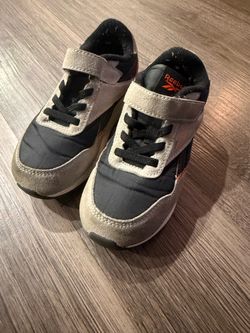 Kids 10 c shoes 10$ obo