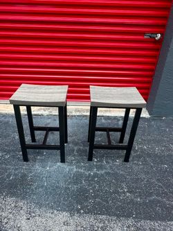 BARSTOOLS/ SET OF 2 / IN GREAT CONDITION/ DELIVERY NEGOTIABLE