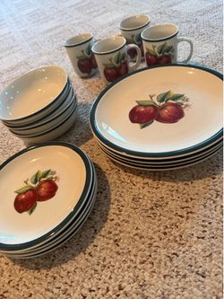Vintage Apple Casuals Dish Set