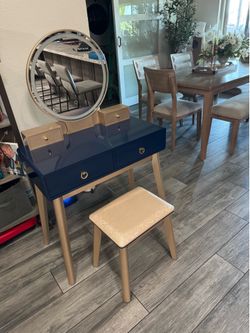 New Makeup vanity  set with touchscreen mirror (3 settings)