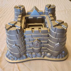 3D castle Bundt Pan Nordicware Excellent Condition