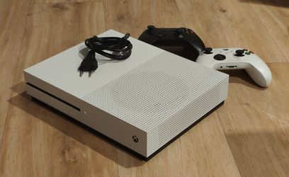 Microsoft Xbox One S + 2 controllers