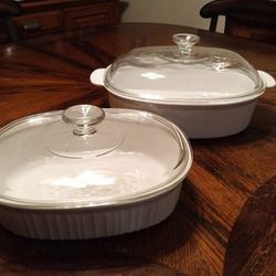 PAIR OF CORNING WARE FRENCH WHITE STONEWARE CASSEROLE DISHES WITH PYREX LIDS