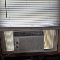 window AC unit 