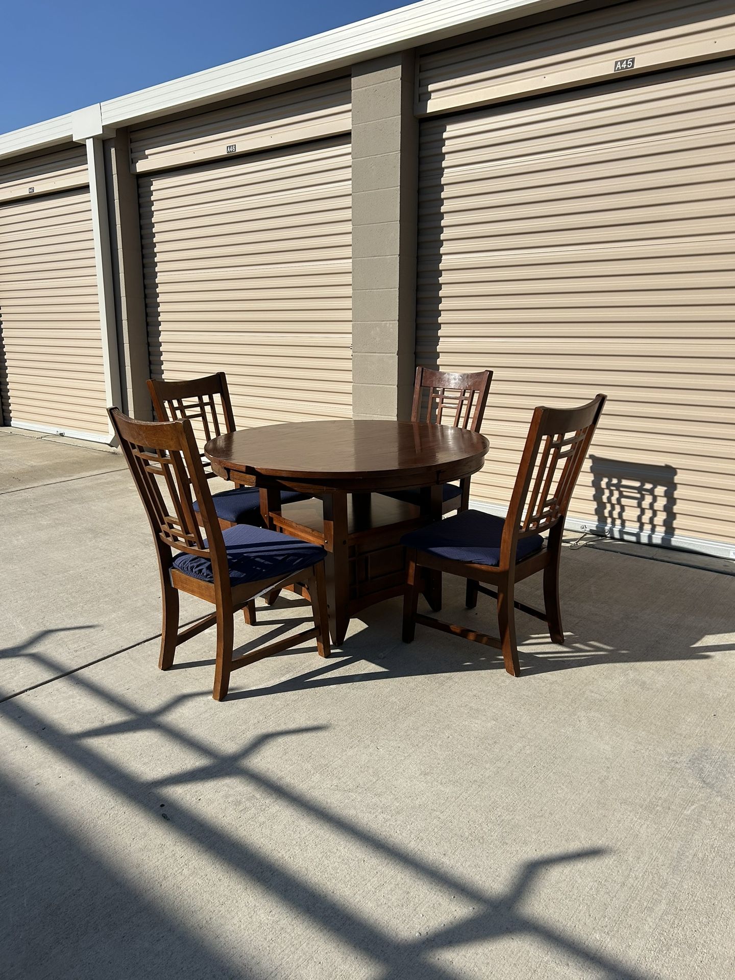 Beautiful Round Dining Table And Four Chairs (Delivery Available)