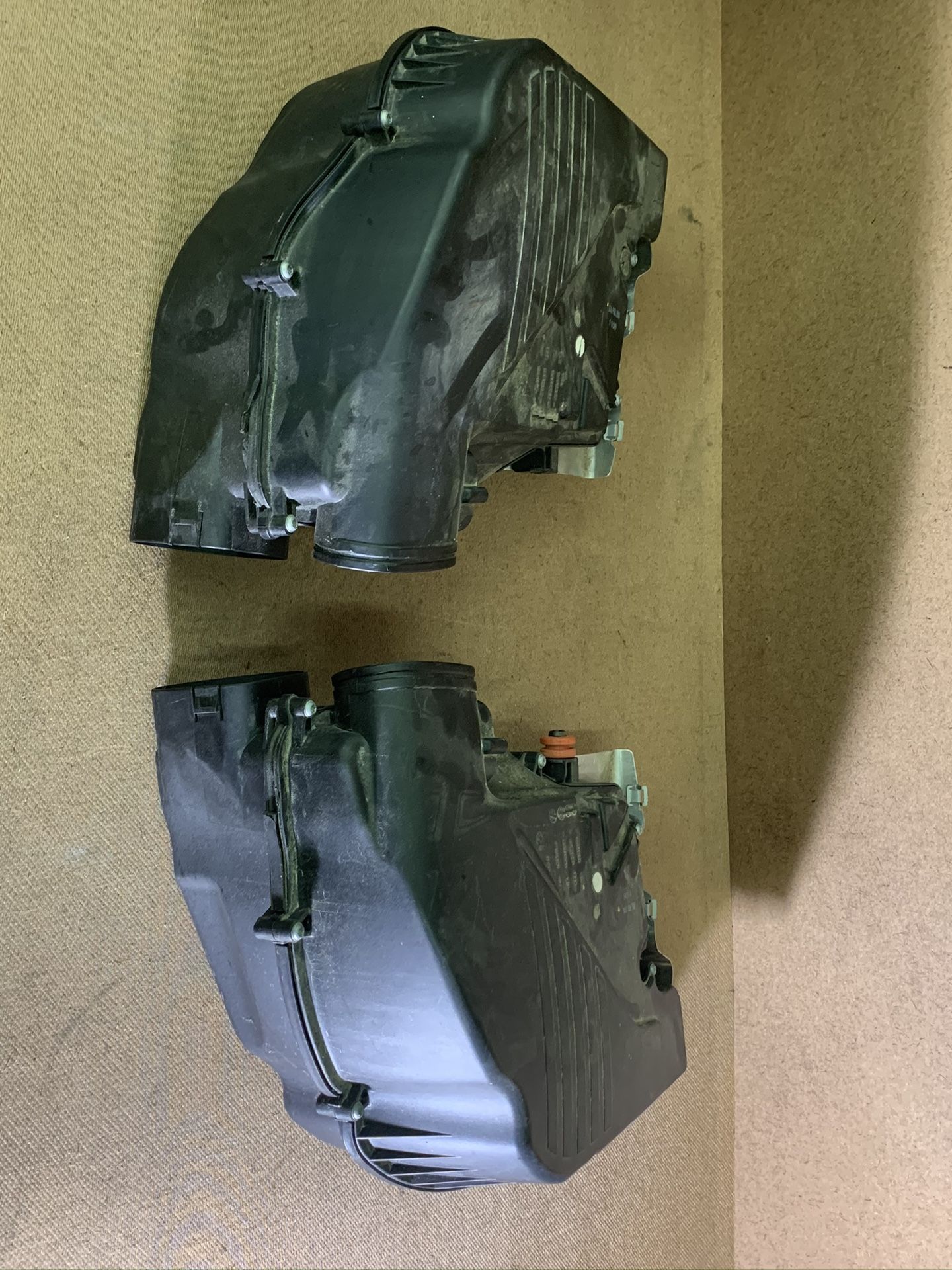 BMW F10 F13 550 650 750 Turbo Engine Motor Air Intakes Channel Cleaner Box OEM
