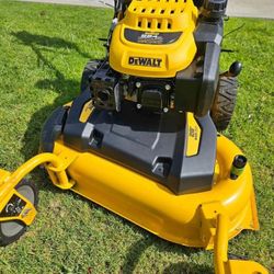 DEWALT GAS 28"IN SELF-PROPELLED LANW MOWER 