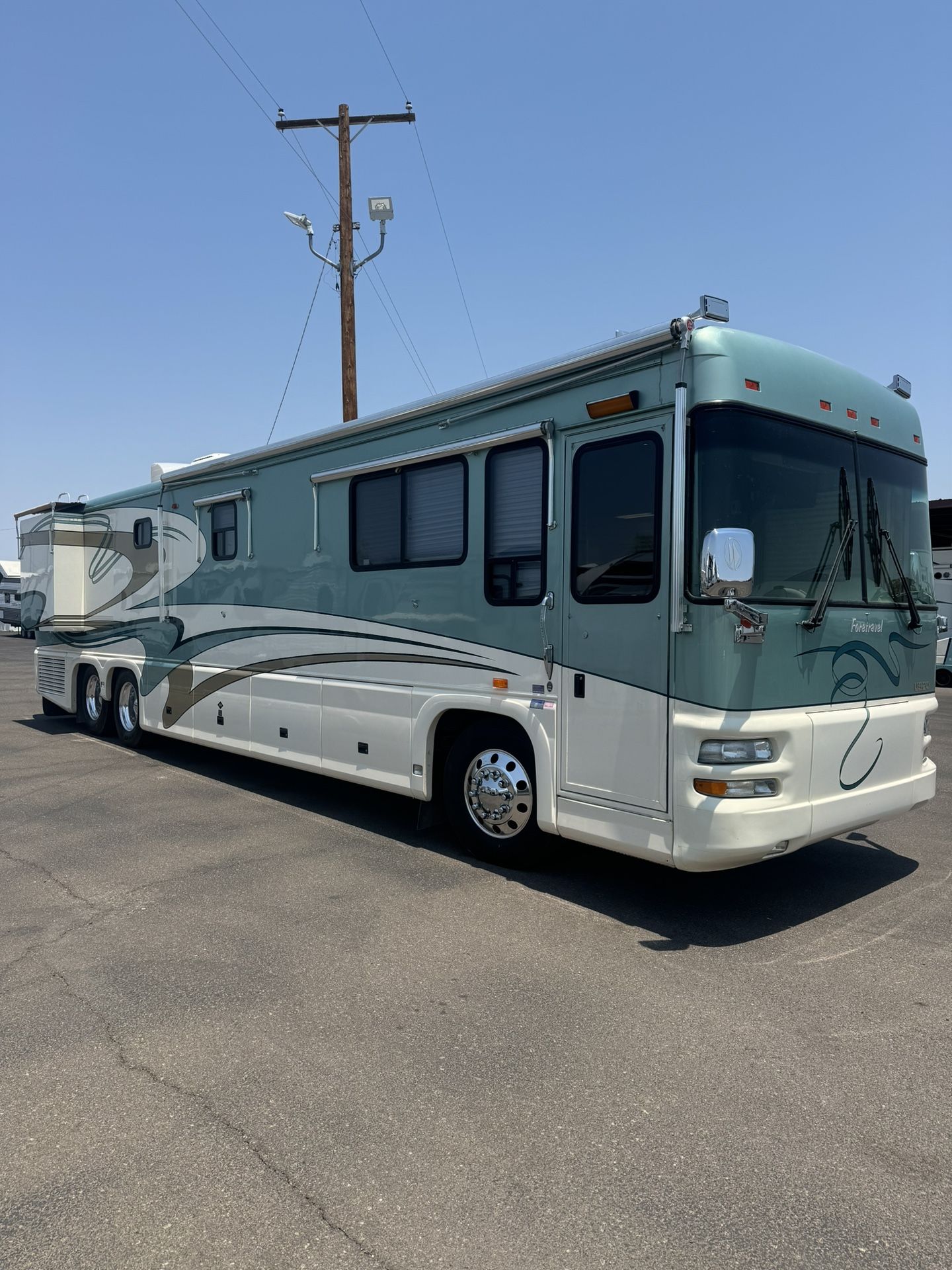 2002 Foretravel U320 AGDS
