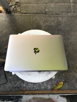 2016 MacBook Pro 13” i5 Processor 256gb SSD 8gb Ram come with charger
