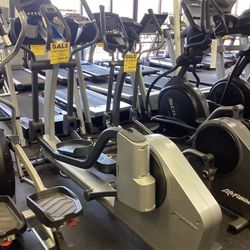 Life Fitness Elliptical Cross Trainer Like New With Warranty